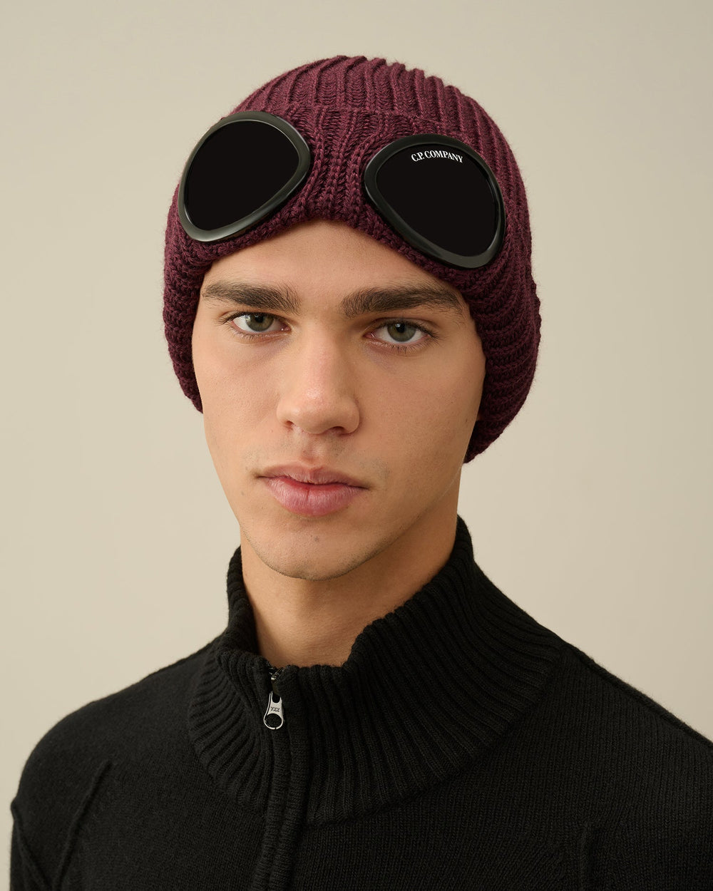 C.P. COMPANY - Bonnet Goggle en maille légère confectionné en laine mérinos extrafine mauve - Lothaire