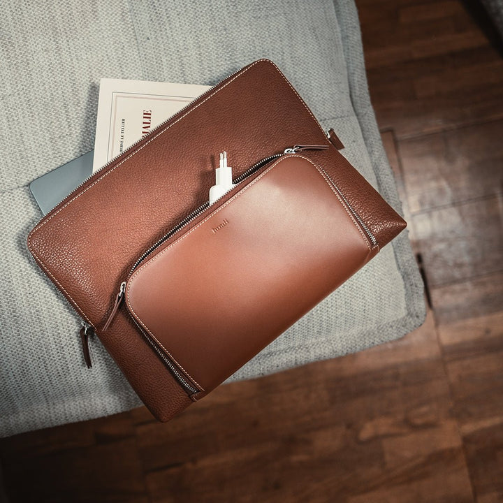 Lundi Paris - ANNA Cognac | Pochette ordinateur en cuir - Lothaire