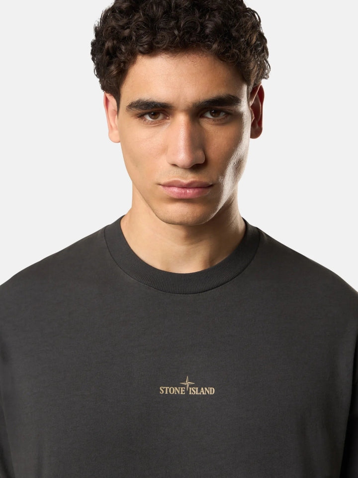 STONE ISLAND - T-shirt coupe regular à manches courtes avec imprimé « Bleeding Numbers Compass » Gris plomb - Lothaire