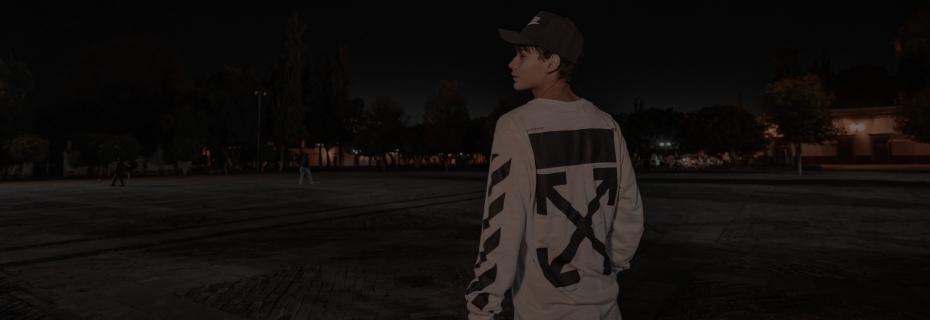 Collection off white Homme Boutique Lothaire. Tee-shirt, baskets, sweat, sac cabas, short, chemise, coupe vent.