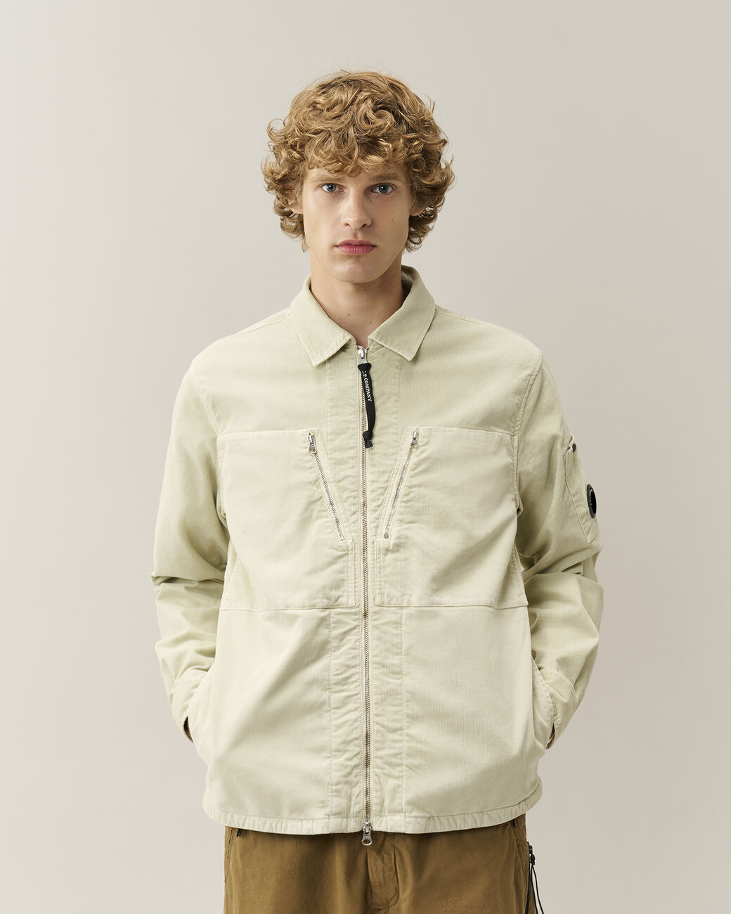 C.P. COMPANY - Surchemise Lens zippée en velours côtelé Beige clair