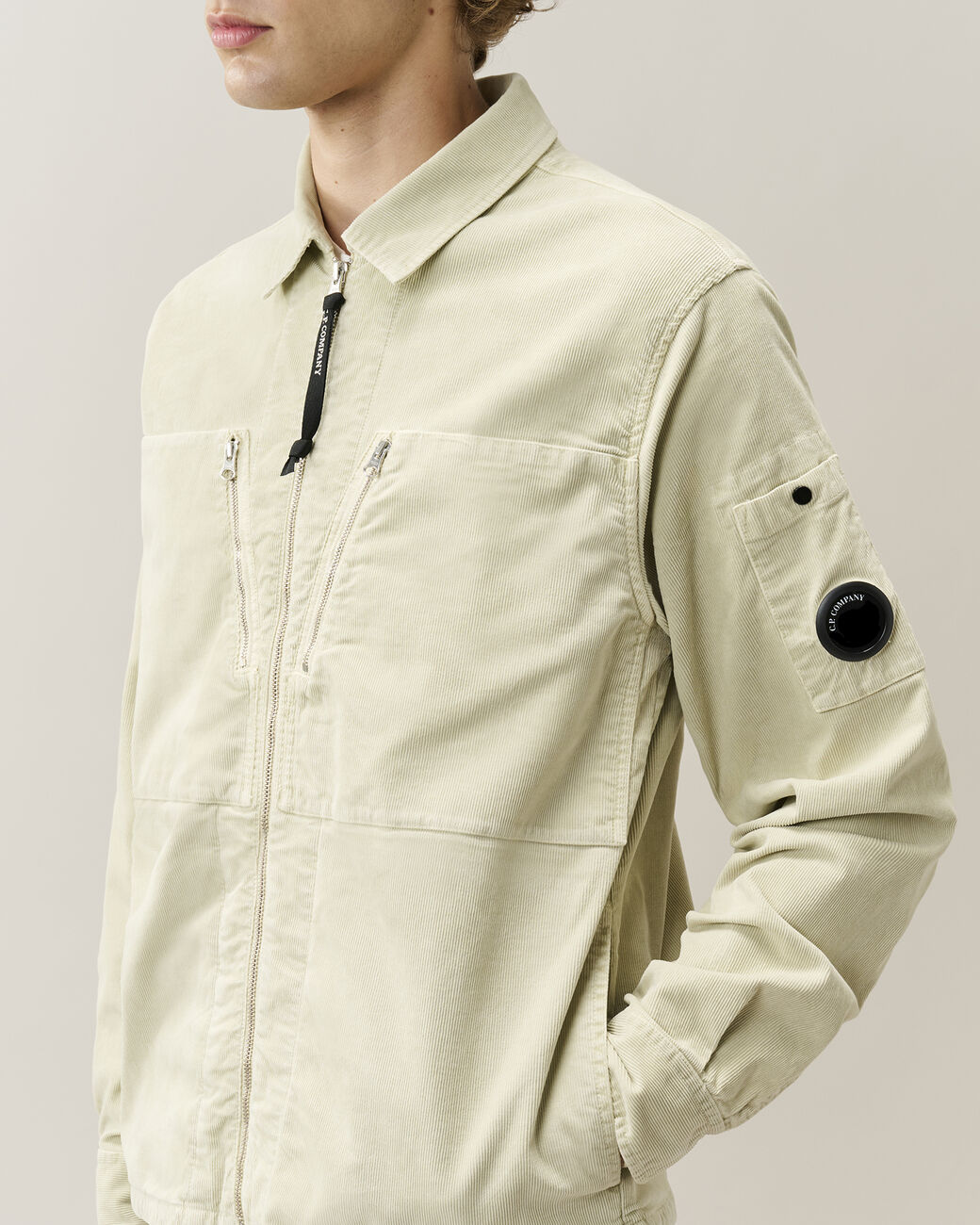 C.P. COMPANY - Surchemise Lens zippée en velours côtelé Beige clair