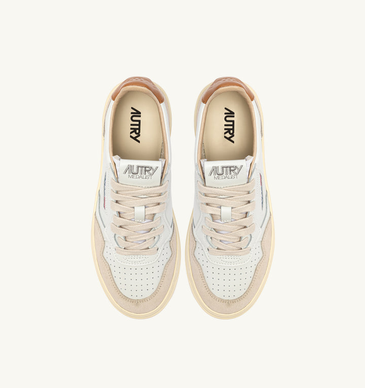 AUTRY - Baskets medalist low en cuir blanc et Lion et daim beige