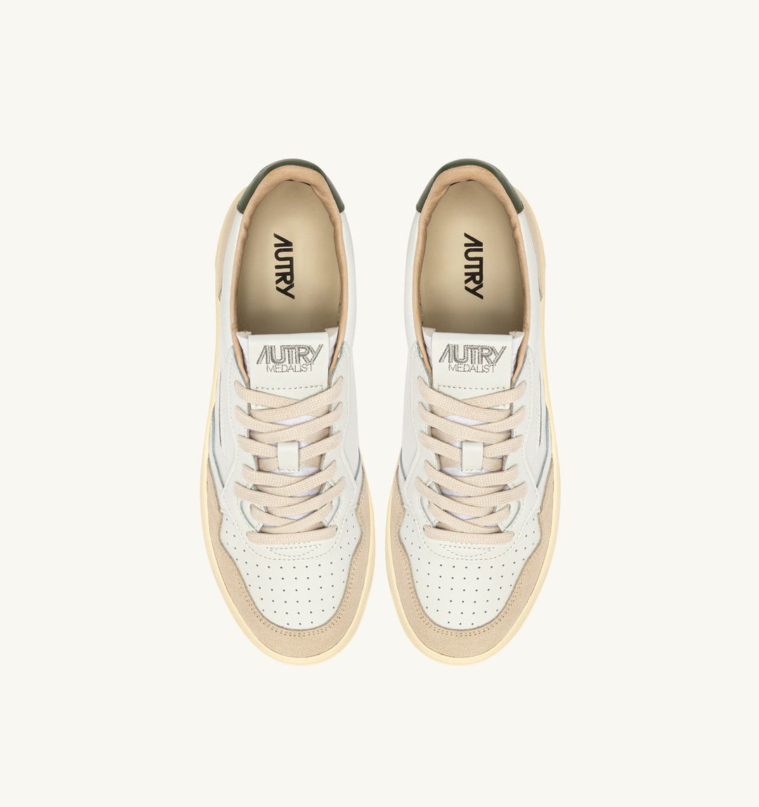 AUTRY - Baskets medalist low en cuir blanc et bronze green et daim beige