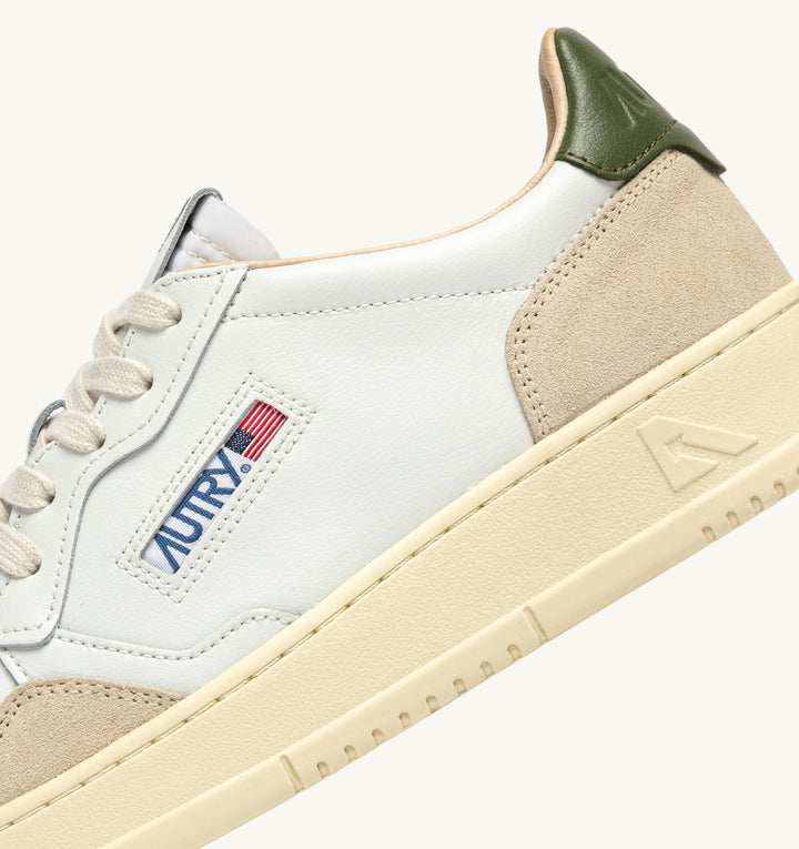 AUTRY - Baskets medalist low en cuir blanc et bronze green et daim beige