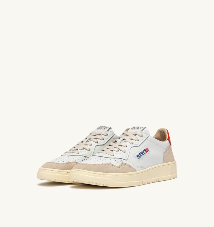 AUTRY - Baskets medalist low en cuir blanc et pumpkin et daim beige