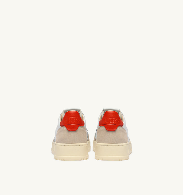 AUTRY - Baskets medalist low en cuir blanc et pumpkin et daim beige