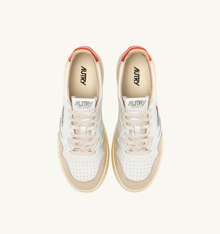 AUTRY - Baskets medalist low en cuir blanc et pumpkin et daim beige