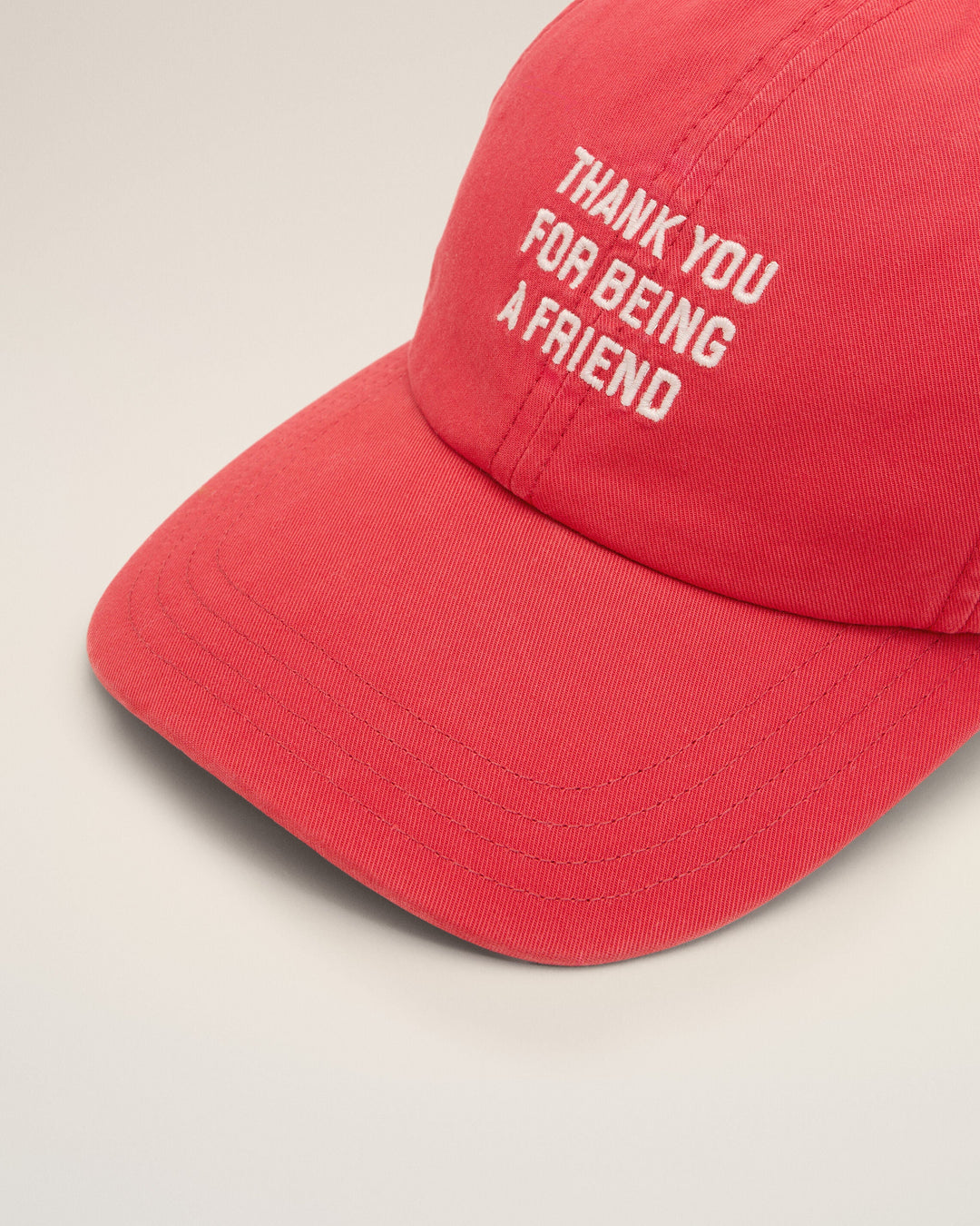 AMI PARIS - Casquette en coton « Thank You For Being a Friend » Rouge rubis délavé