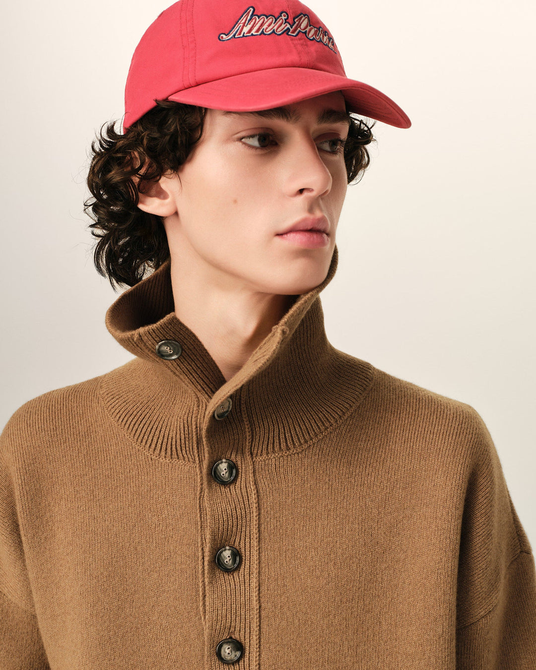 AMI PARIS - Pull col montant boutonné en laine Camel