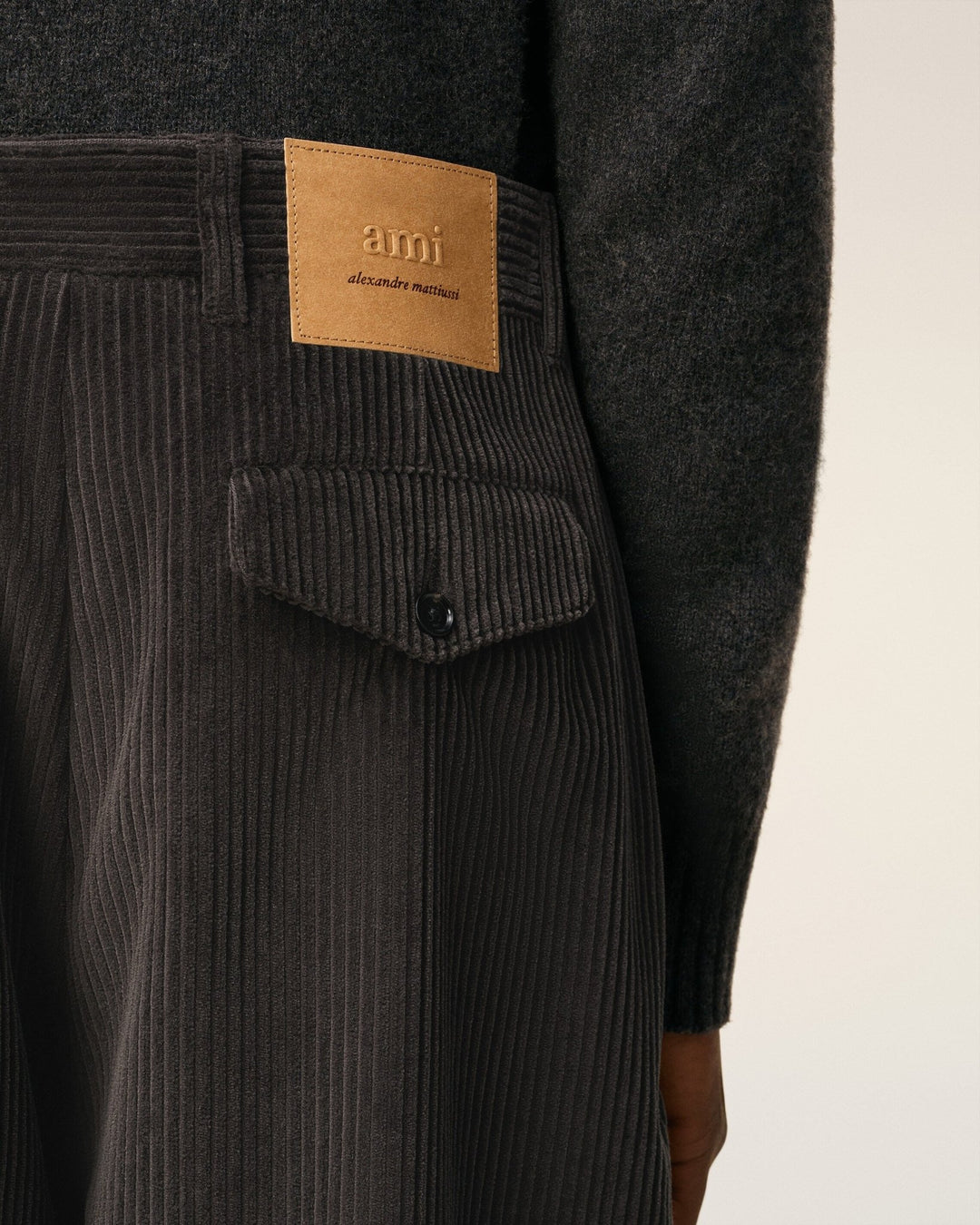 AMI - Pantalon Noir Carotte Coupe Oversize en Coton - Lothaire