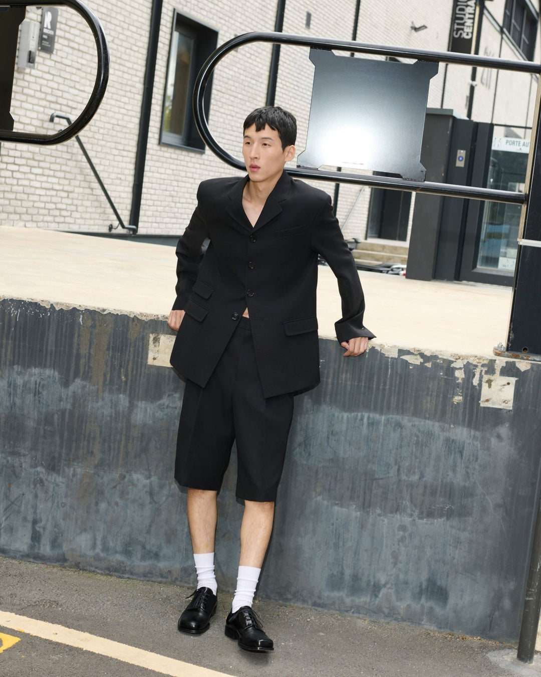 AMI PARIS - New Wool Low Waist Wide Bermuda Shorts Noir - Lothaire