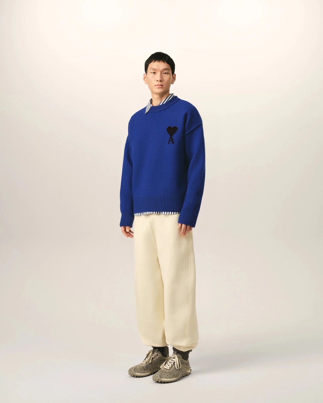 AMI PARIS - Pull Ami de Cœur en Laine Mérinos Feutrée Bleu Roi et Noir - Lothaire