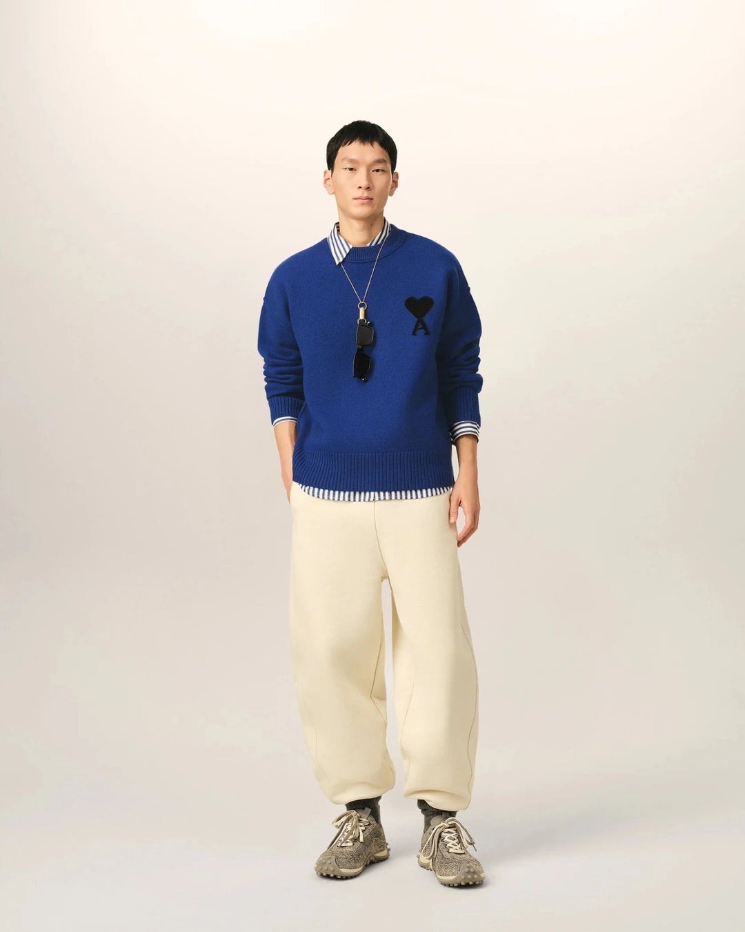 AMI PARIS - Pull Ami de Cœur en Laine Mérinos Feutrée Bleu Roi et Noir - Lothaire