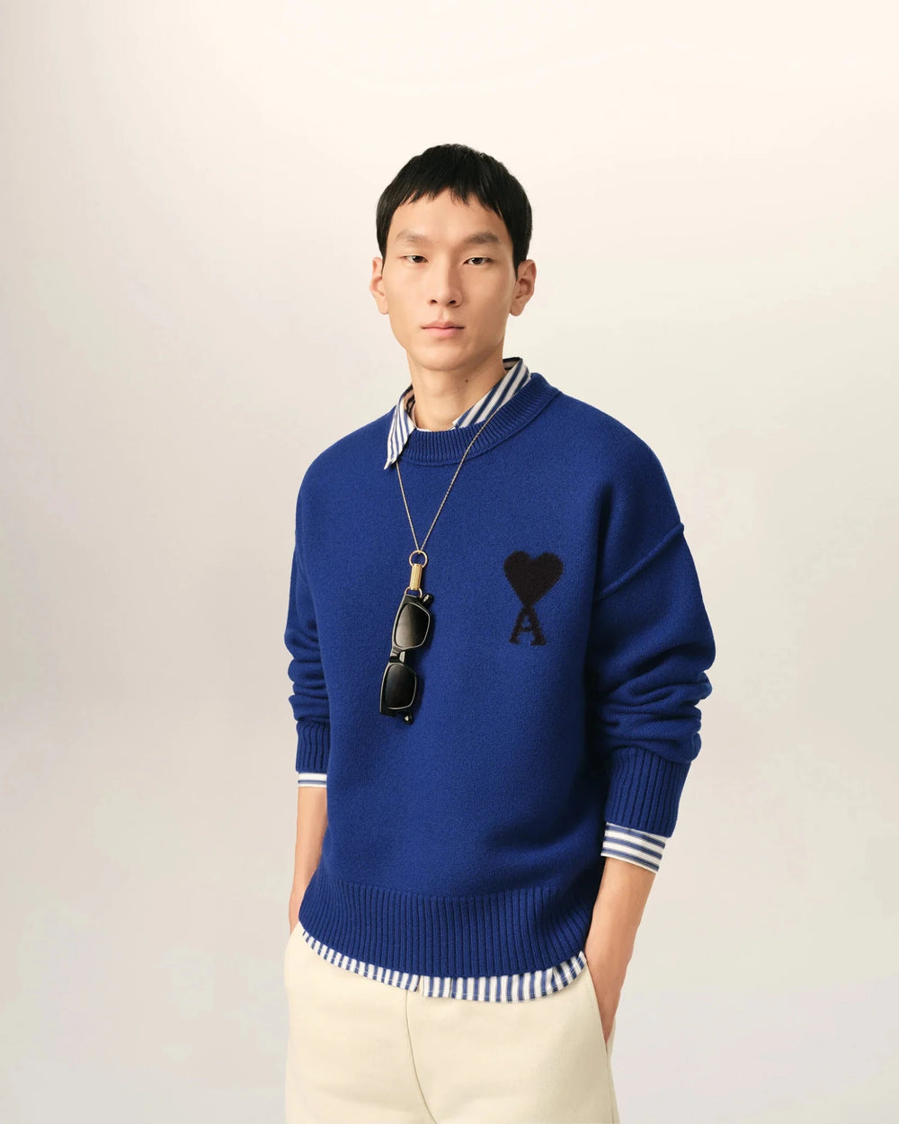 AMI PARIS - Pull Ami de Cœur en Laine Mérinos Feutrée Bleu Roi et Noir - Lothaire