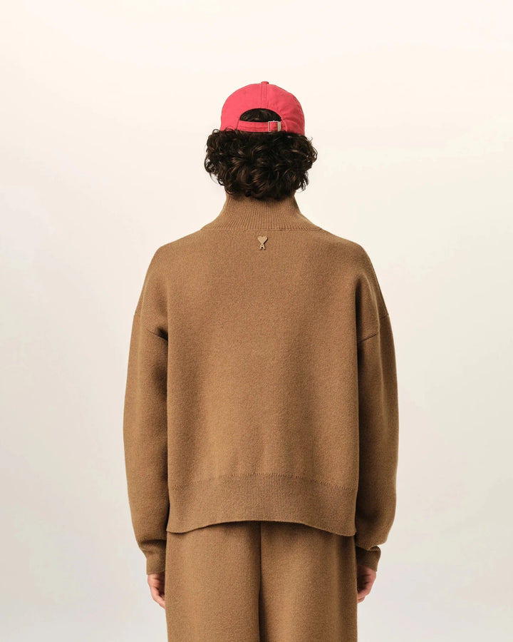 AMI PARIS - Pull col montant boutonné en laine Camel - Lothaire