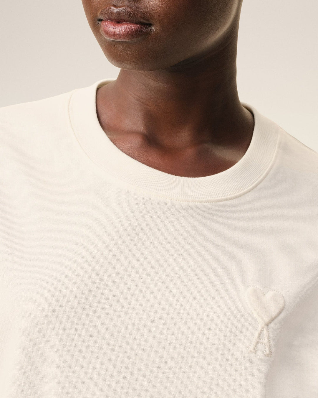 AMI PARIS - T-shirt en Coton avec Motif Ami de Cœur en Relief Blanc crème - Lothaire