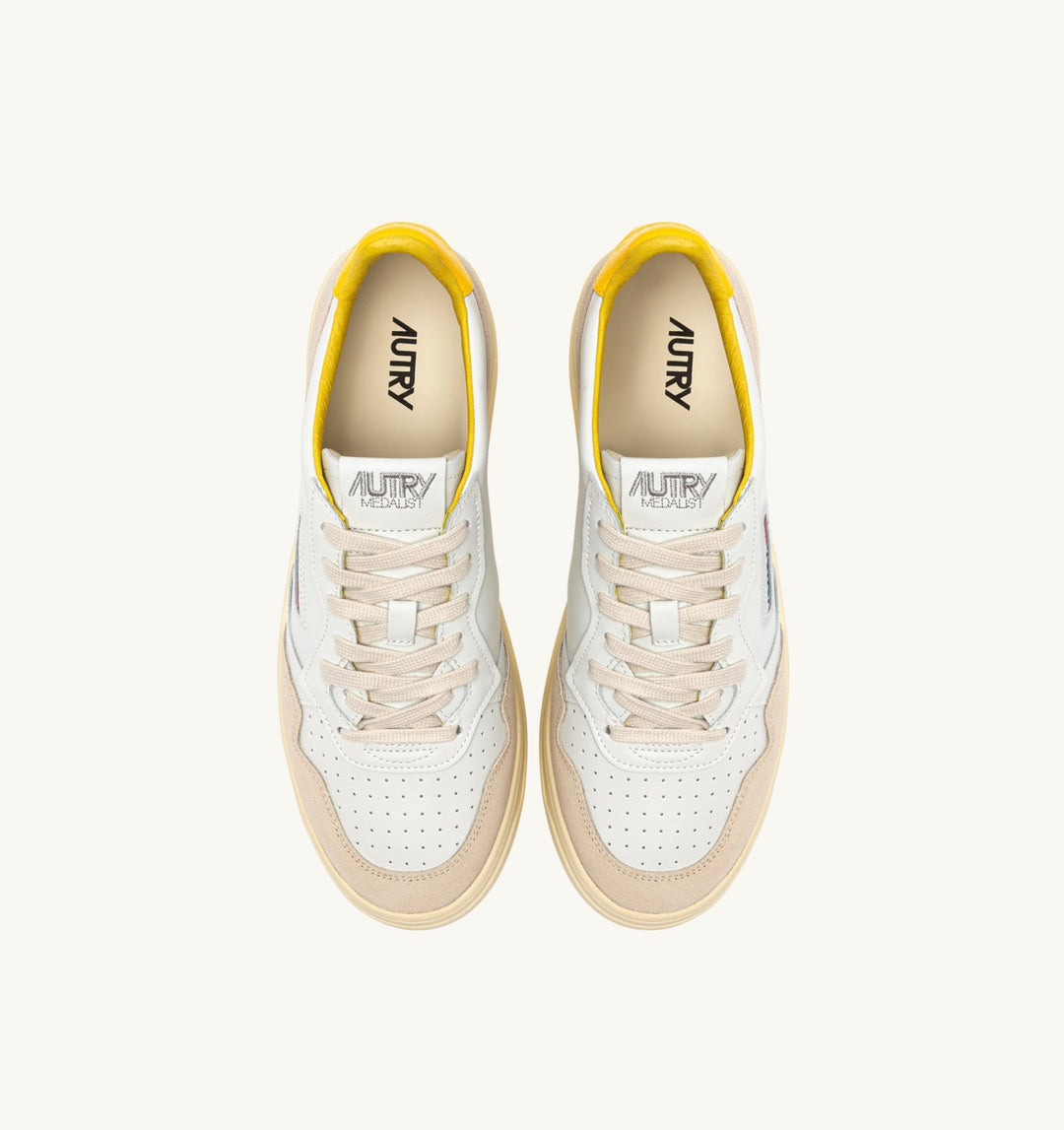 AUTRY - Baskets medalist low en cuir et daim blanc et slickrt avec lettering - Lothaire