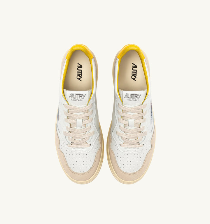 AUTRY - Baskets medalist low en cuir et daim blanc et slickrt avec lettering - Lothaire