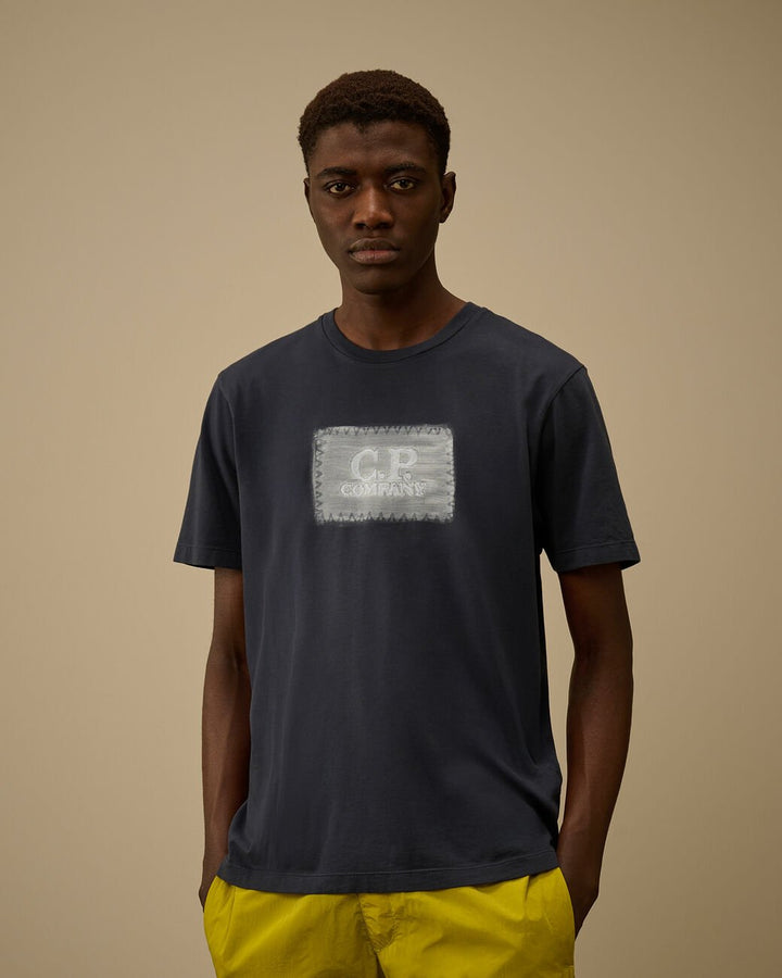 C.P. COMPANY - 24/1 Jersey Short Sleeve Logo Label T-Shirt Bleu nuit - Lothaire