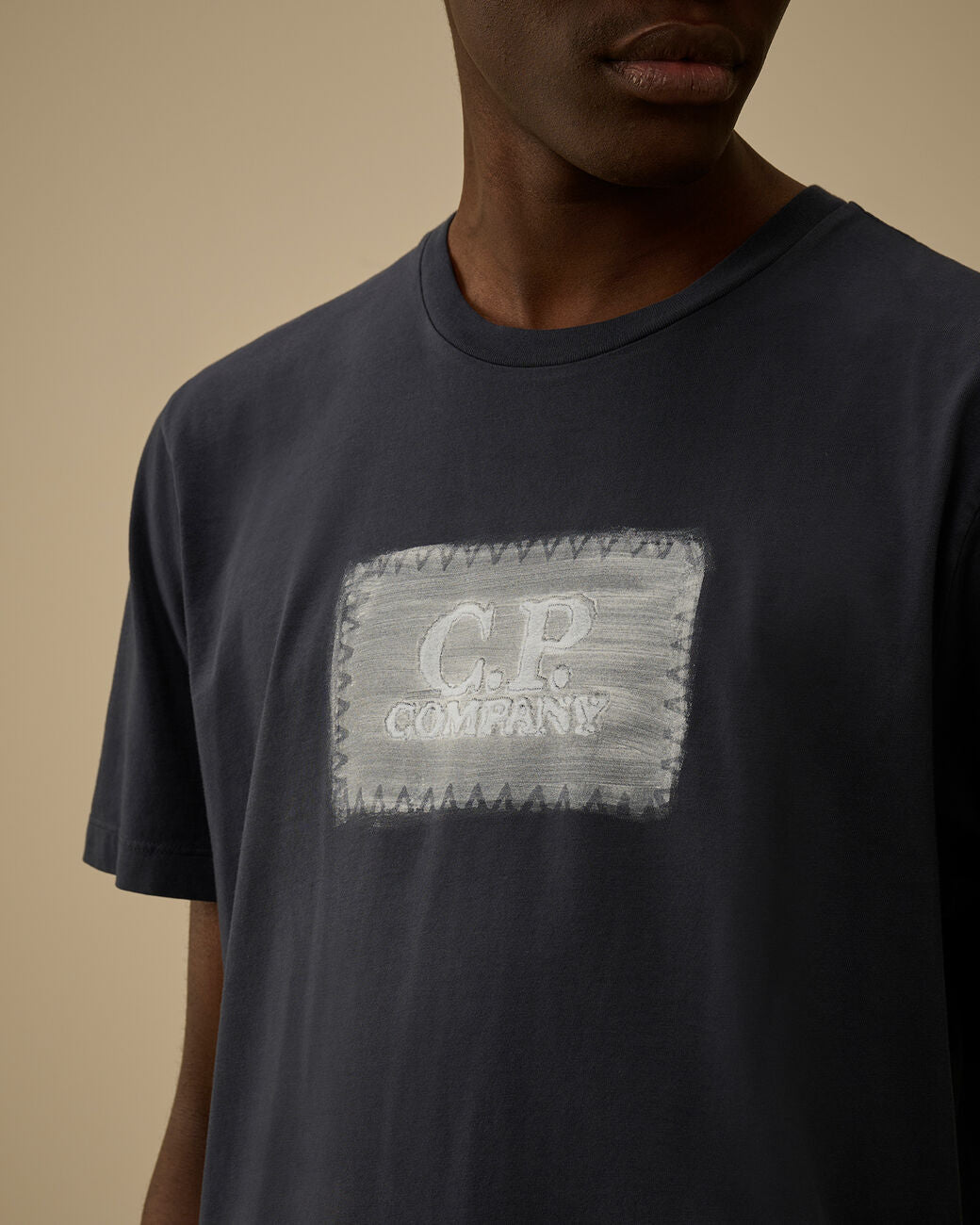 C.P. COMPANY - 24/1 Jersey Short Sleeve Logo Label T-Shirt Bleu nuit - Lothaire