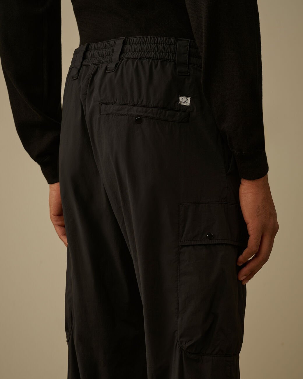 C.P. COMPANY - 50 Fili Stretch Elasticated Lens Cargo Pants Noir - Lothaire