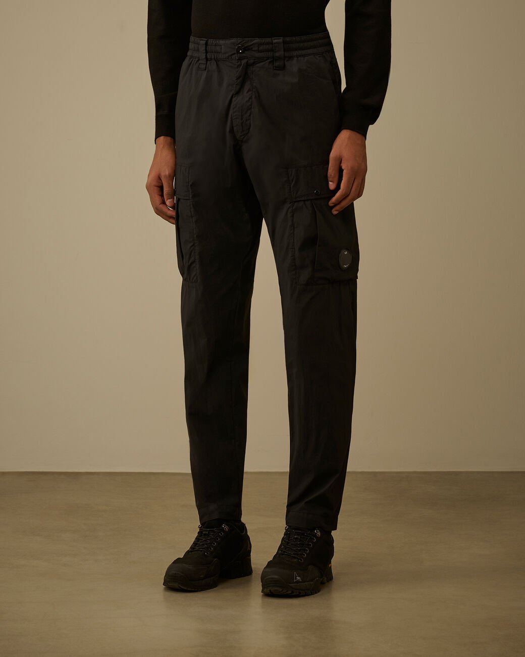 C.P. COMPANY - 50 Fili Stretch Elasticated Lens Cargo Pants Noir - Lothaire