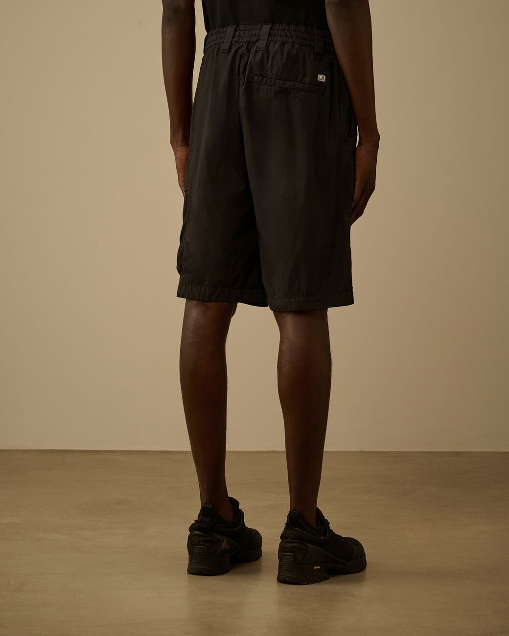 C.P. COMPANY - 50 Fili Stretch Loose Lens Cargo Shorts Noir - Lothaire