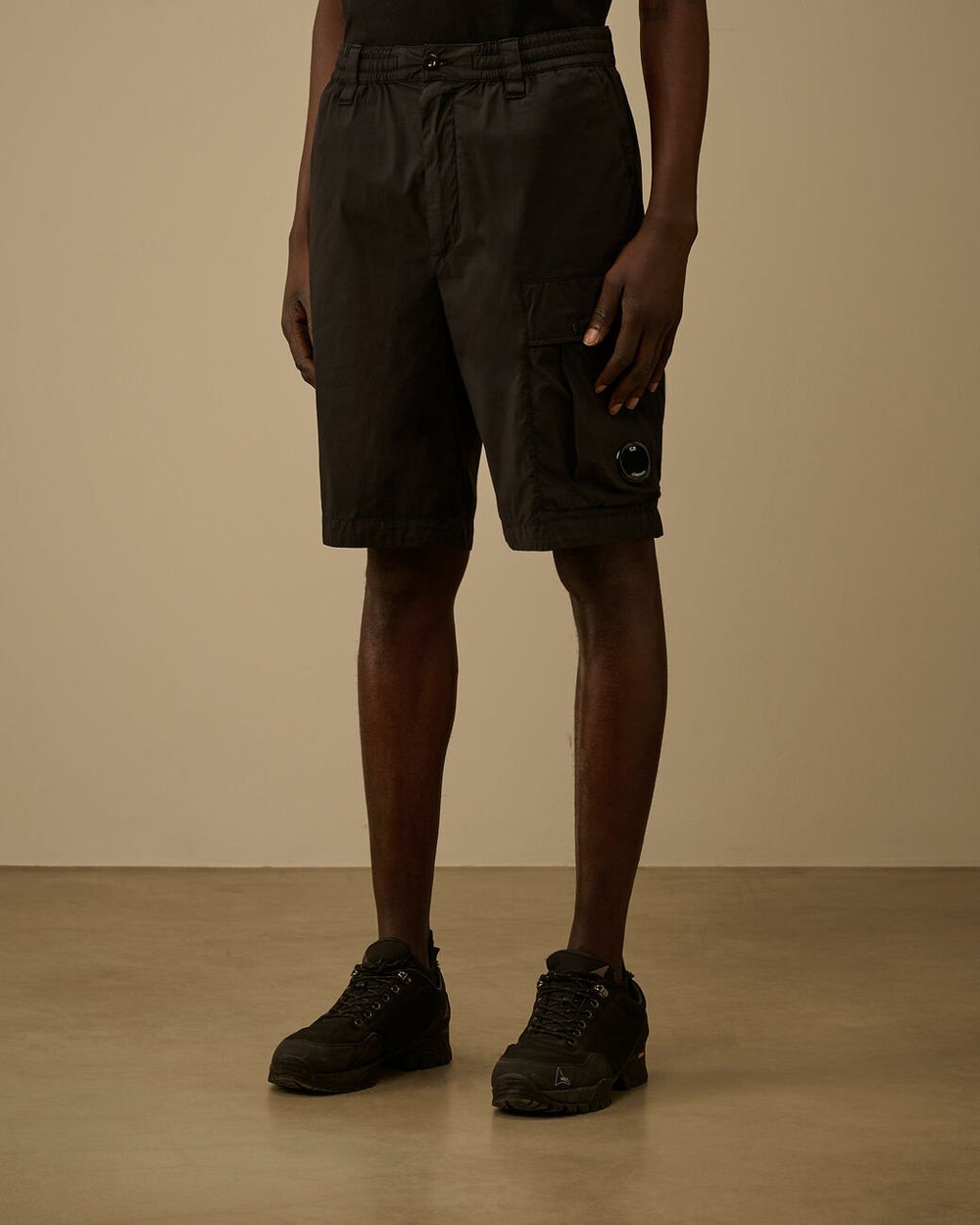 C.P. COMPANY - 50 Fili Stretch Loose Lens Cargo Shorts Noir - Lothaire