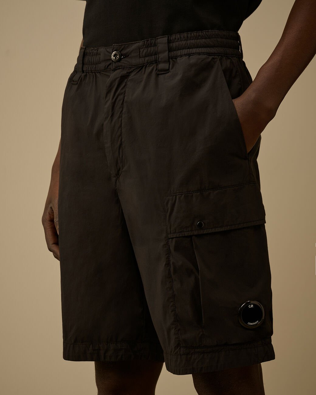 C.P. COMPANY - 50 Fili Stretch Loose Lens Cargo Shorts Noir - Lothaire