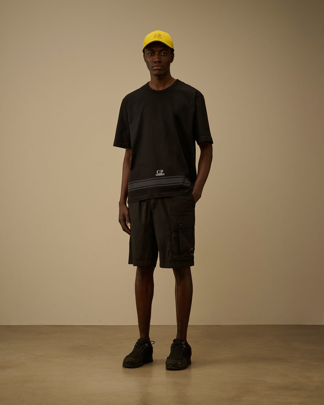 C.P. COMPANY - 50 Fili Stretch Loose Lens Cargo Shorts Noir - Lothaire