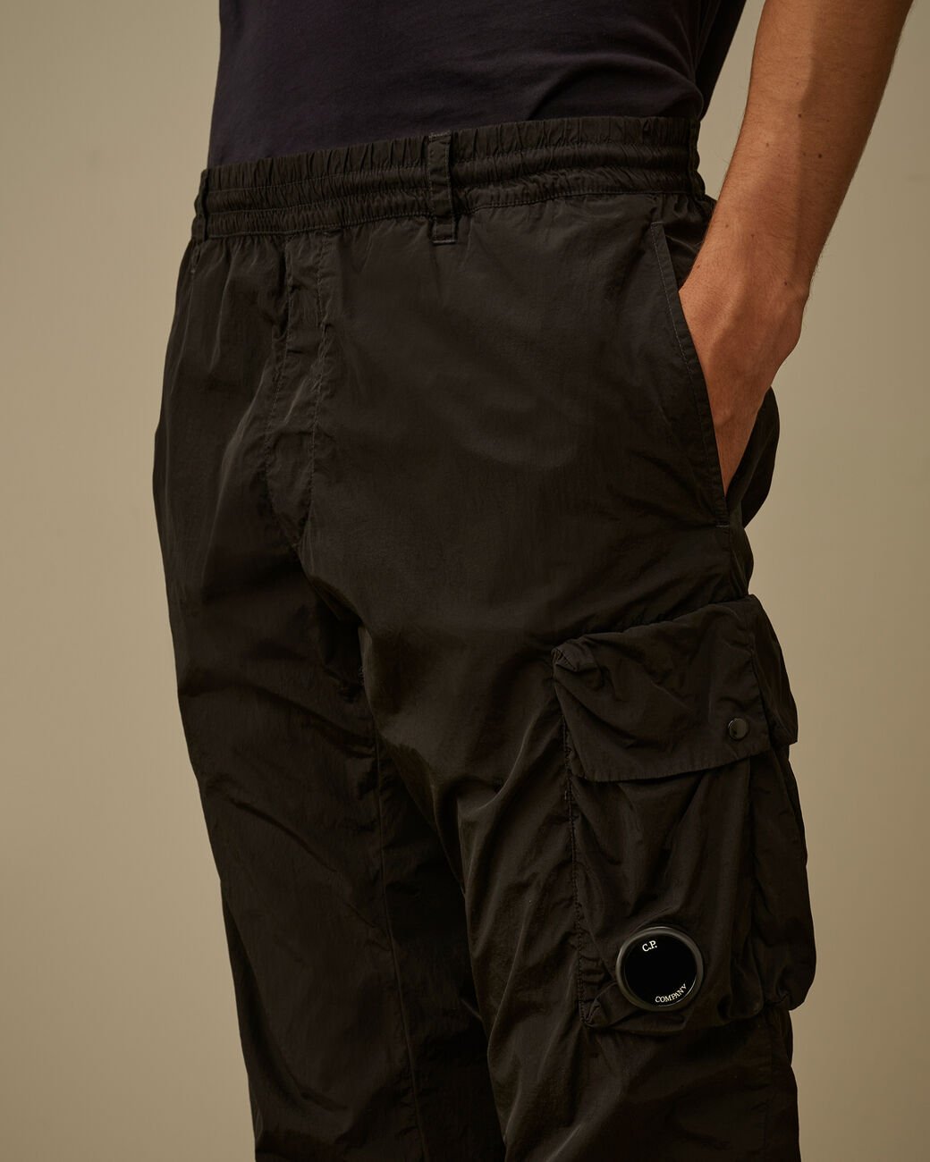 C.P. COMPANY - Chrome - R Ergonomic Cargo Lens Pants Noir - Lothaire