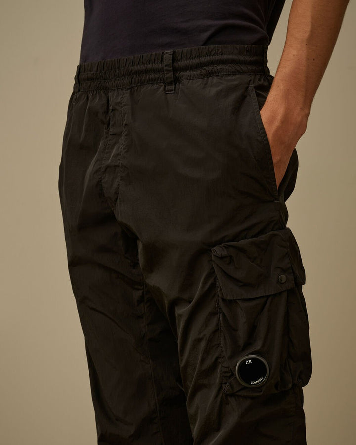 C.P. COMPANY - Chrome - R Ergonomic Cargo Lens Pants Noir - Lothaire