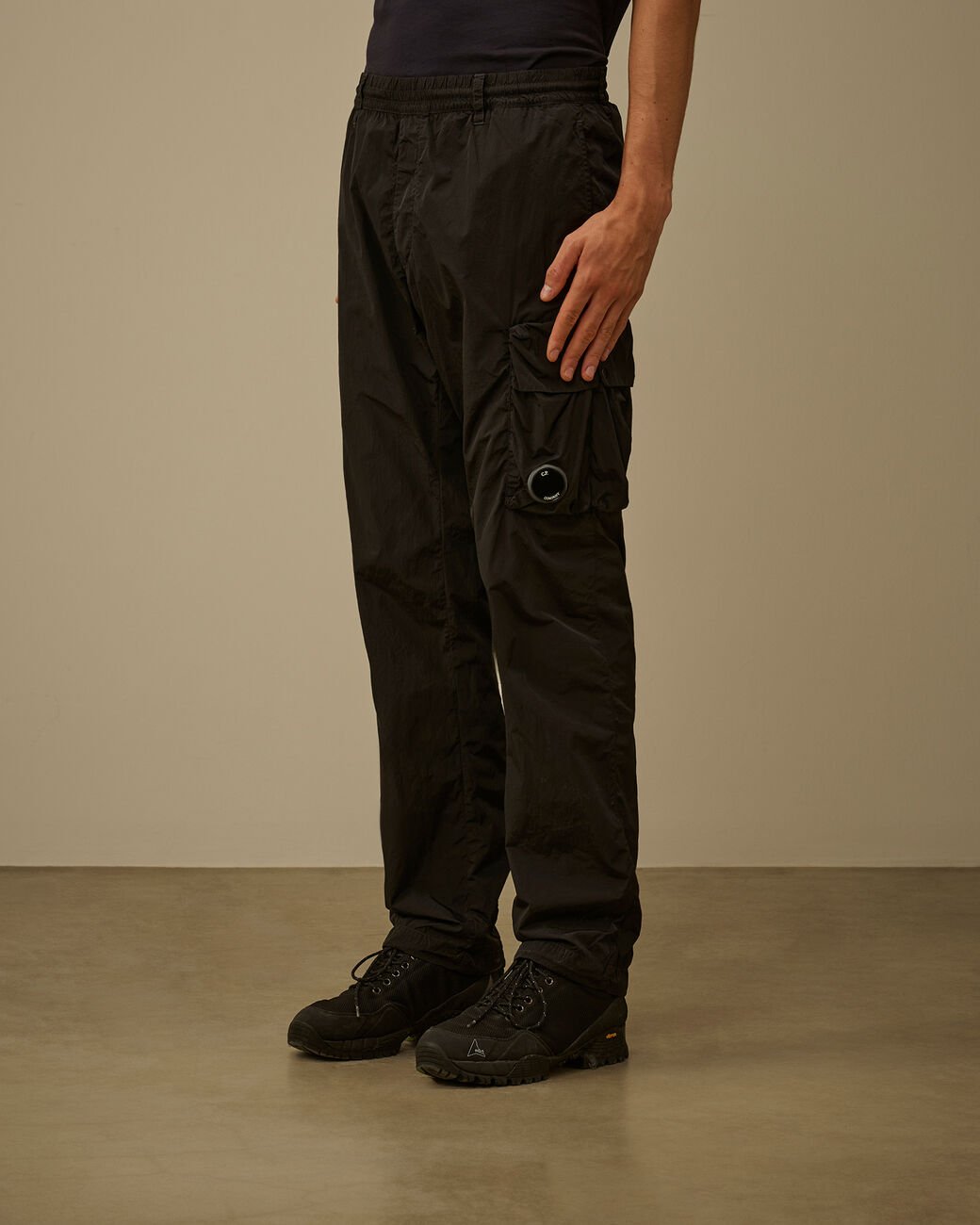 C.P. COMPANY - Chrome - R Ergonomic Cargo Lens Pants Noir - Lothaire