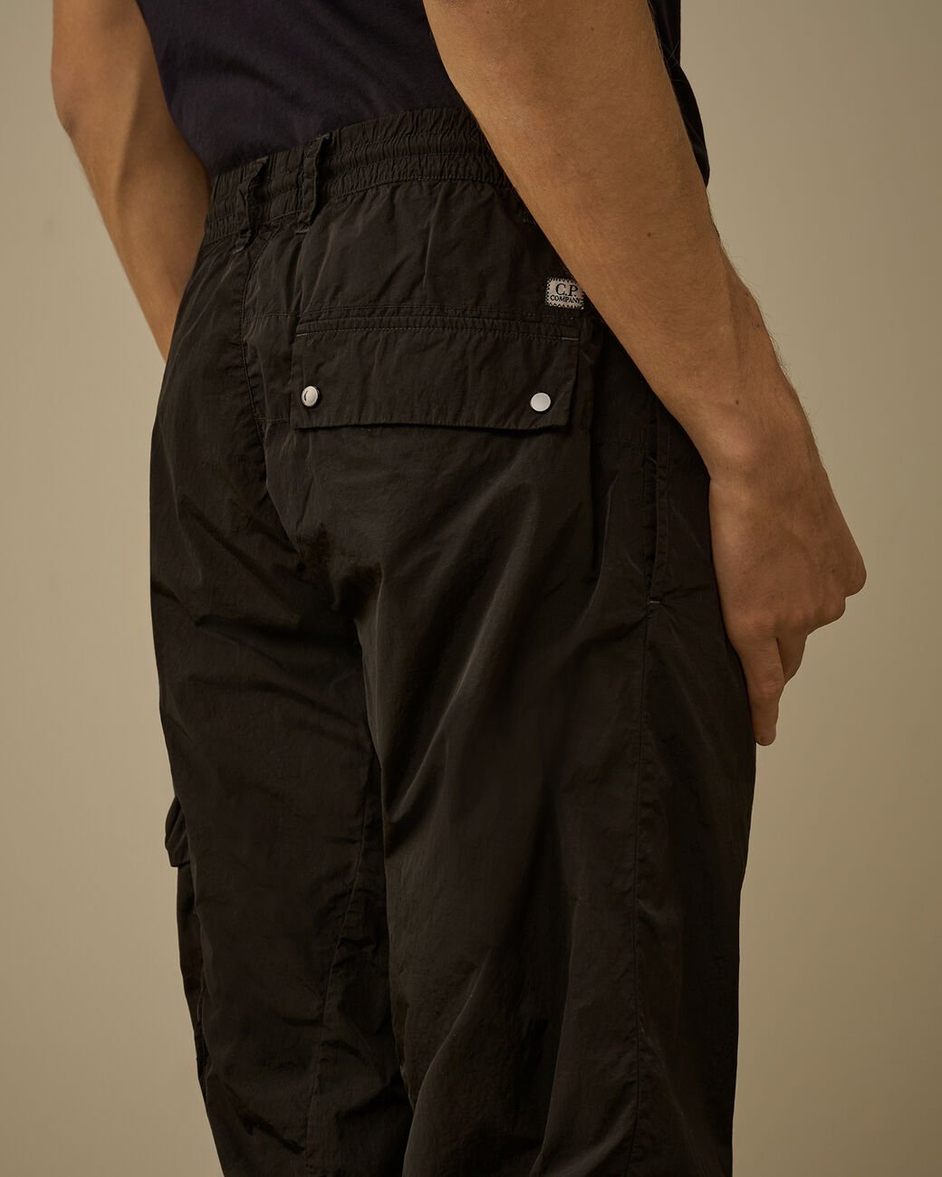 C.P. COMPANY - Chrome - R Ergonomic Cargo Lens Pants Noir - Lothaire