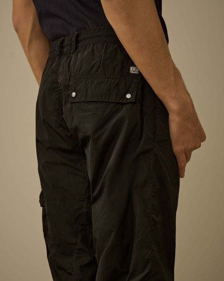 C.P. COMPANY - Chrome - R Ergonomic Cargo Lens Pants Noir - Lothaire