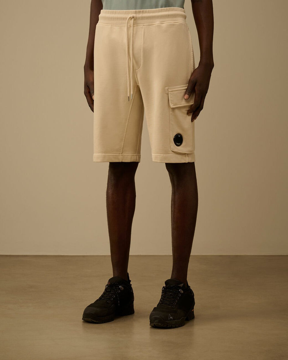 C.P. COMPANY - Cotton Diagonal Fleece Cargo Sweatshorts Beige - Lothaire
