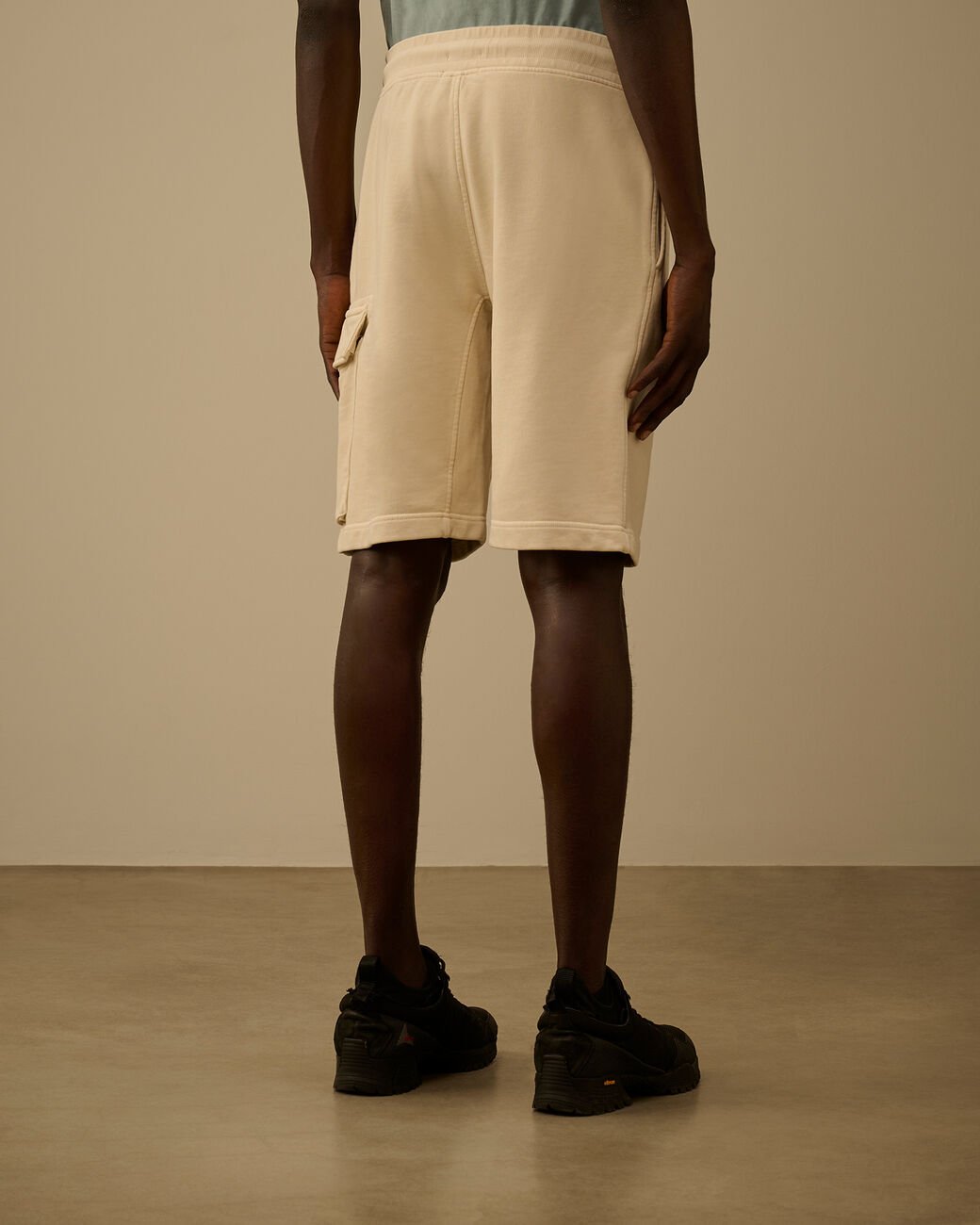 C.P. COMPANY - Cotton Diagonal Fleece Cargo Sweatshorts Beige - Lothaire