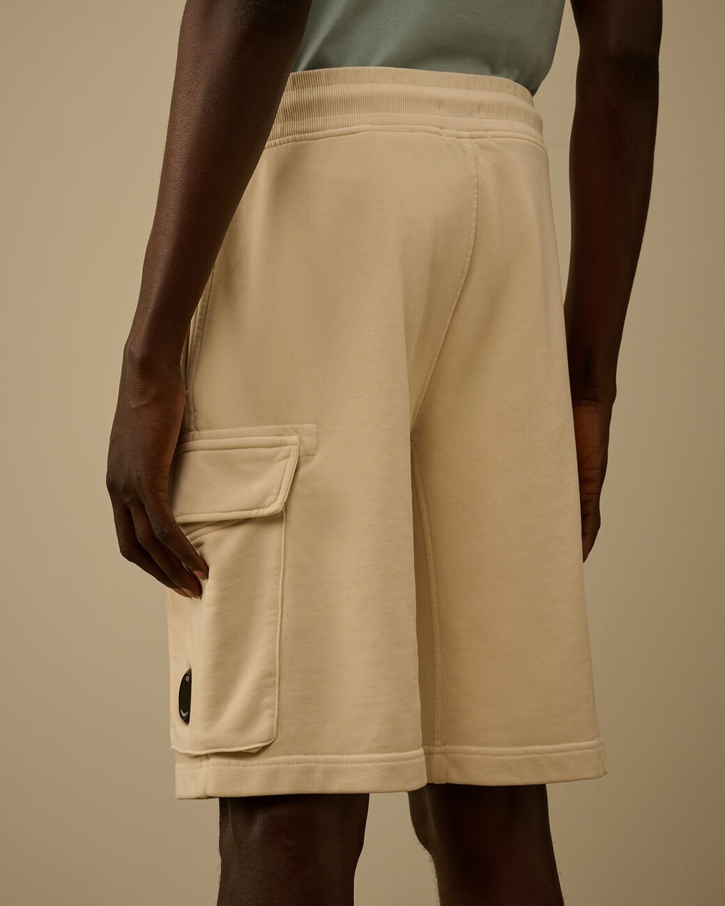 C.P. COMPANY - Cotton Diagonal Fleece Cargo Sweatshorts Beige - Lothaire