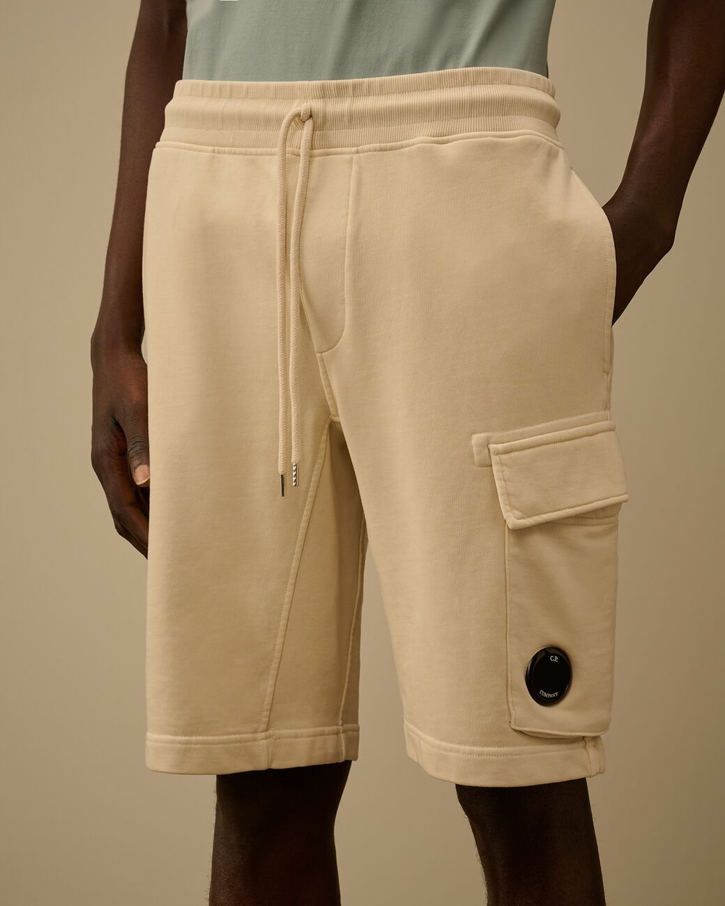 C.P. COMPANY - Cotton Diagonal Fleece Cargo Sweatshorts Beige - Lothaire