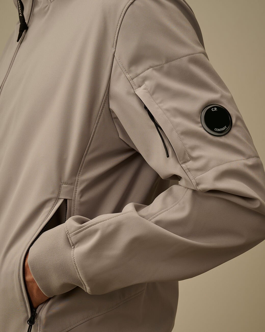 C.P. COMPANY - C.P. Shell - R Hooded Lens Jacket Dove - Lothaire