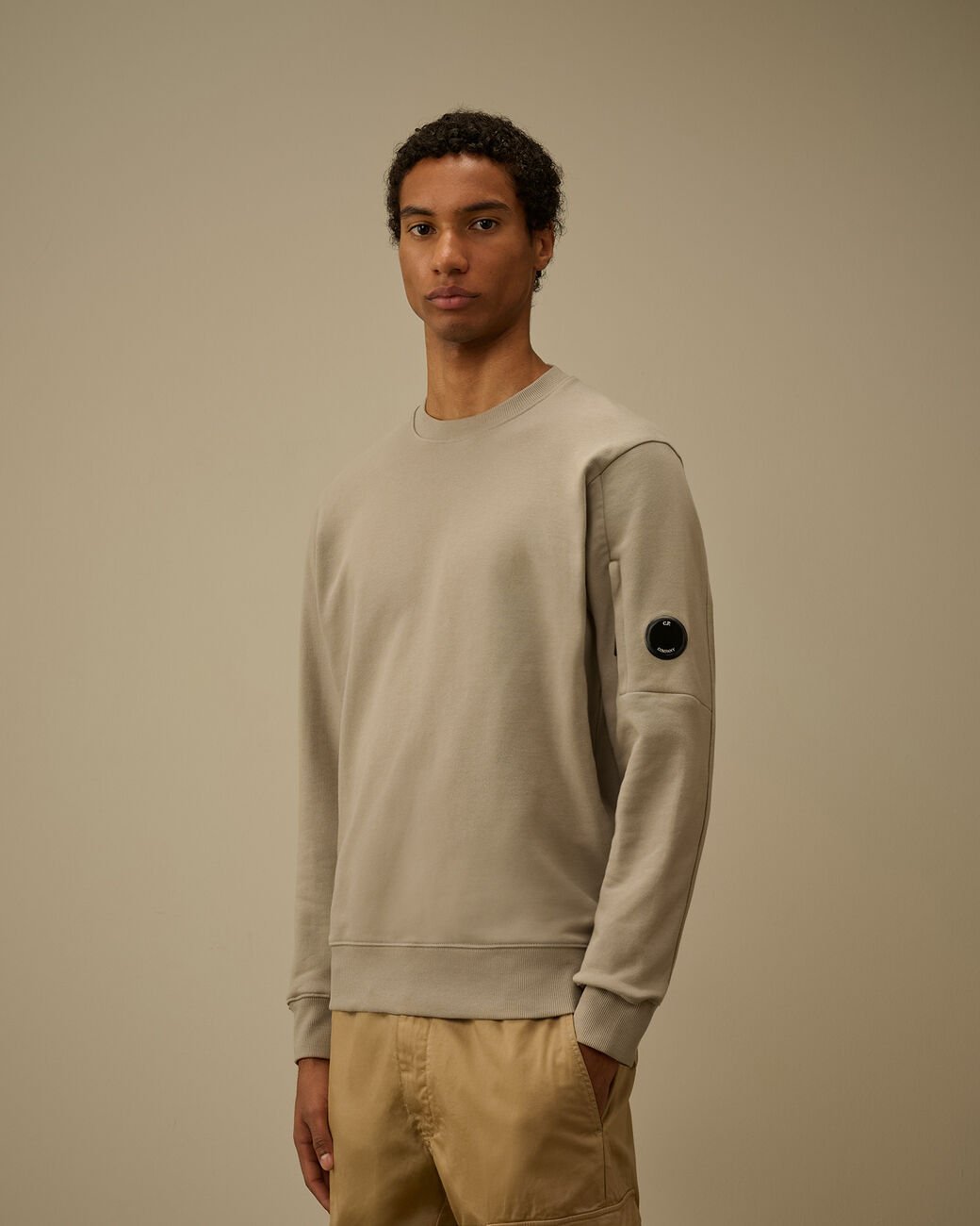 C.P. COMPANY - Diagonal Raised Fleece Crewneck Lens Sweatshirt Dove - Lothaire
