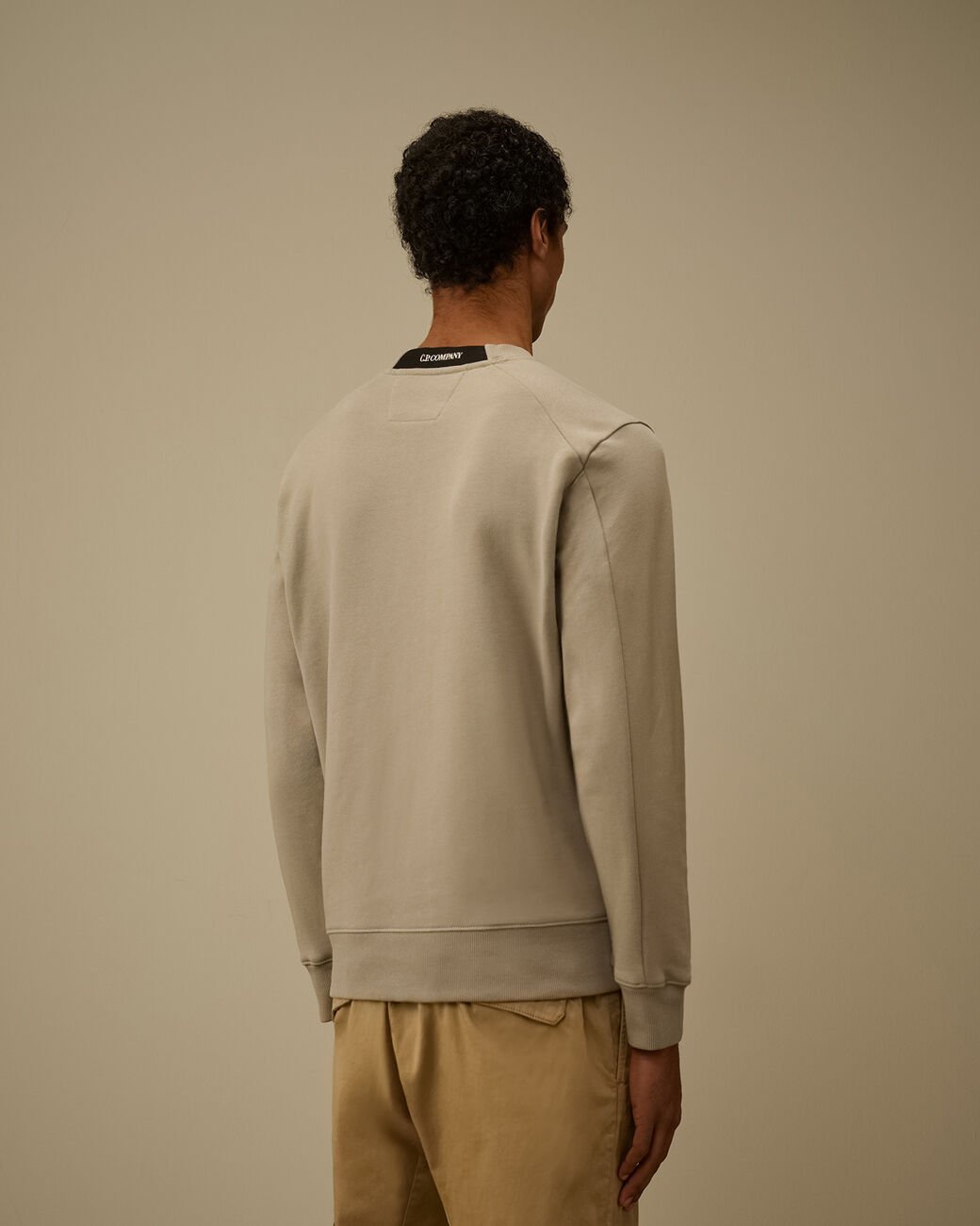 C.P. COMPANY - Diagonal Raised Fleece Crewneck Lens Sweatshirt Dove - Lothaire