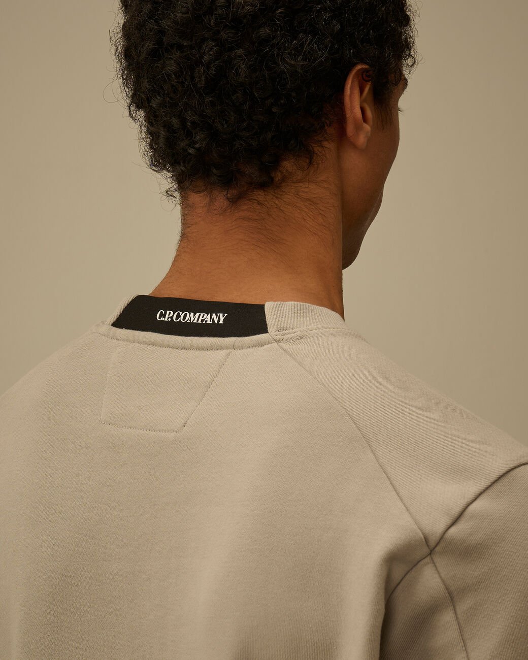 C.P. COMPANY - Diagonal Raised Fleece Crewneck Lens Sweatshirt Dove - Lothaire