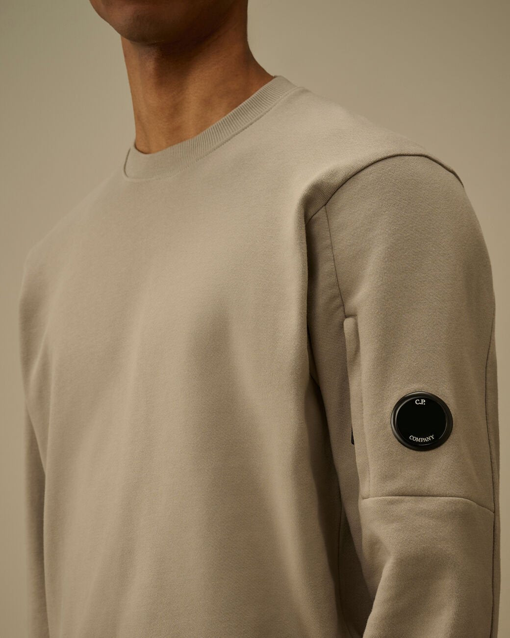 C.P. COMPANY - Diagonal Raised Fleece Crewneck Lens Sweatshirt Dove - Lothaire