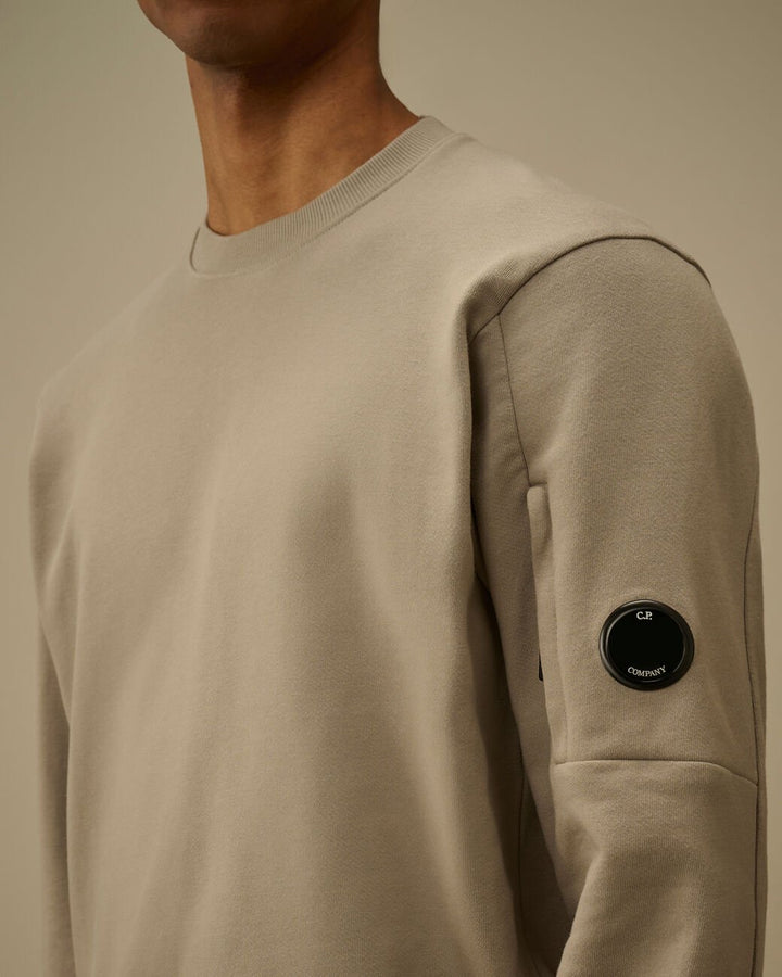 C.P. COMPANY - Diagonal Raised Fleece Crewneck Lens Sweatshirt Dove - Lothaire