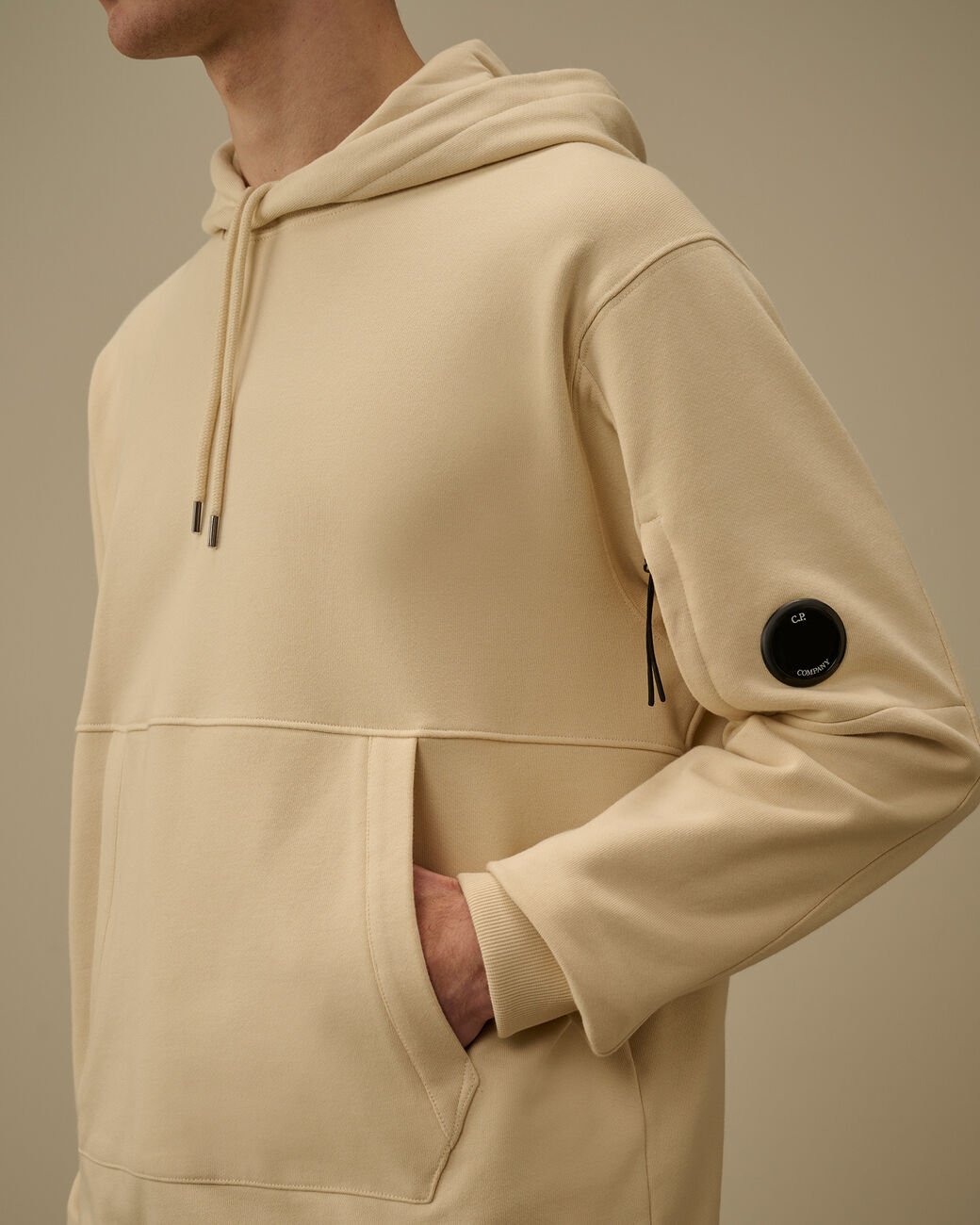 C.P. COMPANY - Diagonal Raised Fleece Hooded Lens Sweatshirt Beige crème - Lothaire
