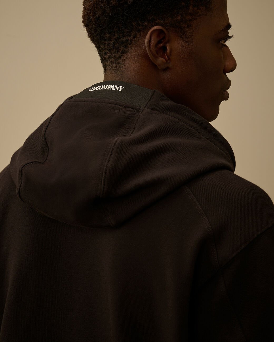 C.P. COMPANY - Diagonal Raised Fleece Hooded Lens Sweatshirt Noir - Lothaire
