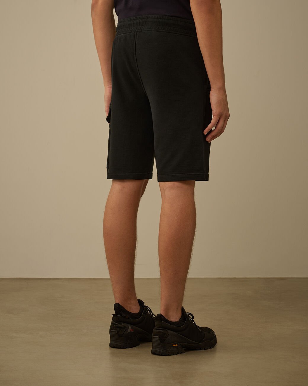 C.P. COMPANY - Light Fleece Cargo Lens Shorts Noir - Lothaire