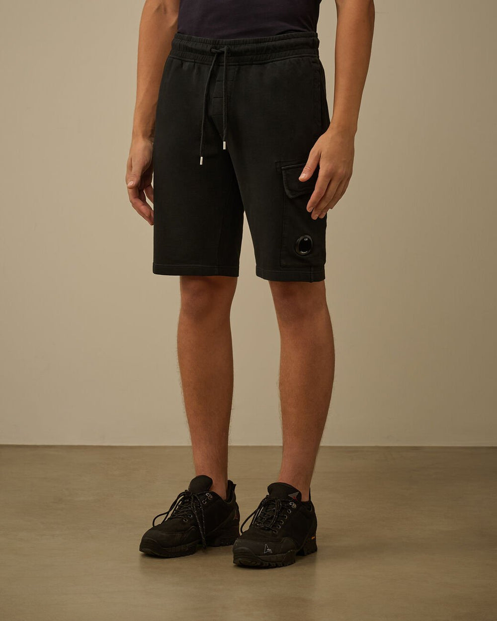 C.P. COMPANY - Light Fleece Cargo Lens Shorts Noir - Lothaire